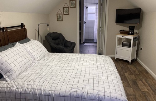 Fletcher Apartment | Pine Guesthouse—Asheville area
