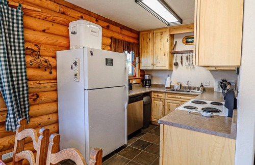 Grand Lake Cabin | Pine Harbor - Pet Friendly Log Cabin in the Town of Grand Lake