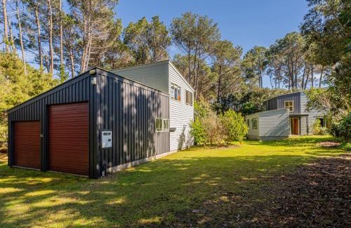 Matarangi House | Pine Haven - Matarangi Holiday Home
