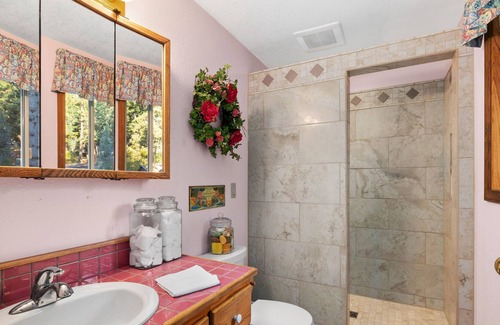 Roslyn Ridge House | Pine Hill House: Lake Cle Elum, Pineloch Sun Community, by beaches/boat launches