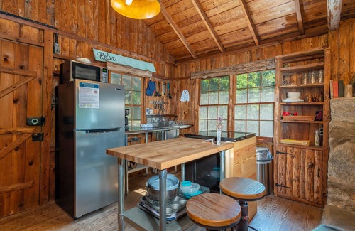 Morganton Cabin | Pine Knot Cabin | Pet-Friendly & 3 min. to Lake James!