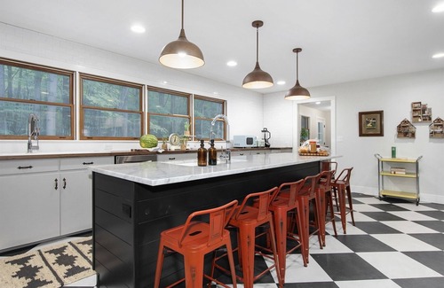 South Haven House | Pine Lodge: Swimming Pool, Hot Tub, Lake Michigan Beach, Sauna, Screen Porches