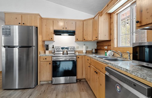 La Pine House | Pine Loop Log Cabin - 3 bedrooms /1 Bath, Hot Tub, Dog-Friendly