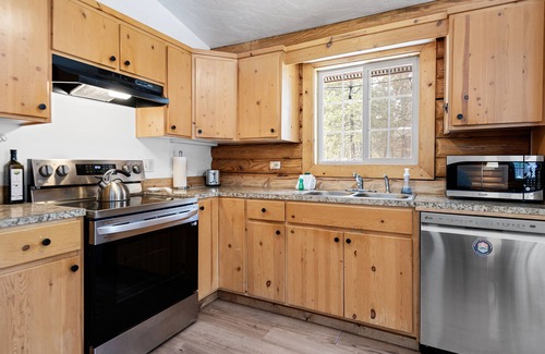 La Pine House | Pine Loop Log Cabin - 3 bedrooms /1 Bath, Hot Tub, Dog-Friendly