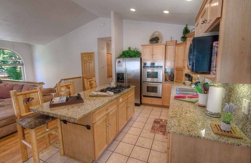 Pioneer Trail House | Pine Mountain Paradise 3 Bedroom Home by RedAwning