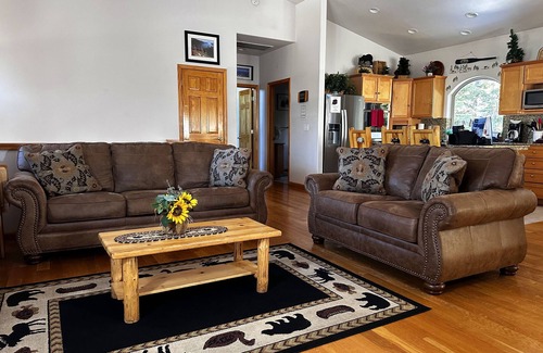 Pioneer Trail House | Pine Mountain Paradise 3 Bedroom Home by RedAwning
