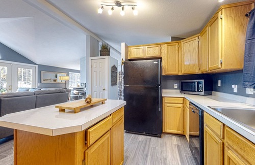Deschutes River Woods House | Pine-Perfected Paradise: Your Family's Relaxing Escape at the Bird House