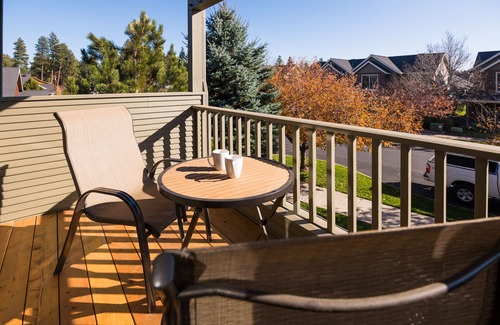 Sisters Condo | Pine Rest - Escape to this beautiful condo A/C, pet friendly near downtown