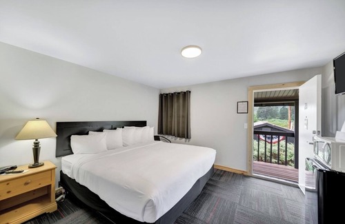 Hill City Hotel | Pine Top Balcony View