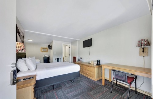 Hill City Hotel | Pine Top Balcony View