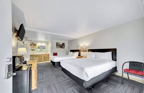 Hill City Hotel | Pine Top Balcony View