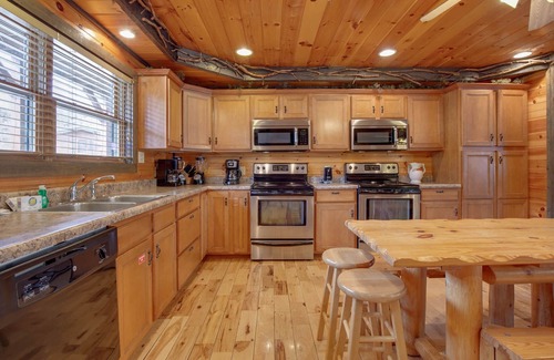 Hemlock Hills Cabin | Pine Tree Lodge | Perfect for Reunions or Teams – Sleeps 36!