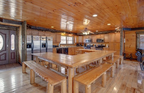Hemlock Hills Cabin | Pine Tree Lodge | Perfect for Reunions or Teams – Sleeps 36!