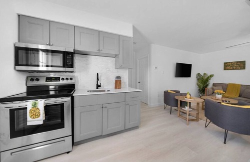 Naples Park Cottage | Pineapple Cottage unit 1