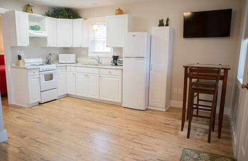 Avondale Cottage | Pineapple Inn (830696) .3 Miles From Wrightsville Beach)