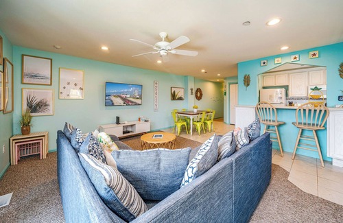 North End Condo | Pineapple Pad:ACROSS from beach + boardwalk + parking w/Full Linen Service!
