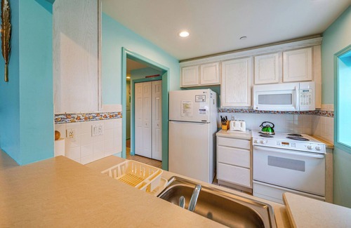North End Condo | Pineapple Pad:ACROSS from beach + boardwalk + parking w/Full Linen Service!