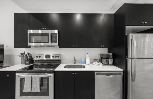 Gillespie Park Apartment | Pineapple Paradise #3 13 min to Beach Fire Pit