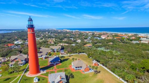 Bridgeport Heights Apartment | Pineapple Shores Retro Inn 4