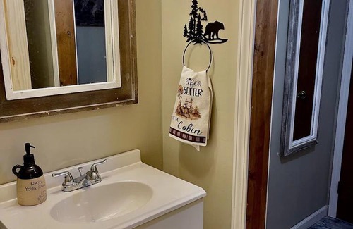 Higgins Lake Cabin | Pinecone Cabin - Near Higgins Lake & Trails!