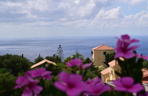 Manganos Condo | Pinecone Cozy apartment with hot-tub, convenient location