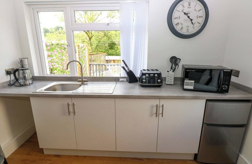 Wiseman's Bridge Cottage | PINECROFT ANNEX, pet friendly, with a garden in Saundersfoot