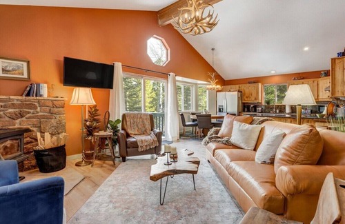 Florissant Cabin | Pinetop Cabin! Hot Tub, BBQ, Arcade & Scenic Views