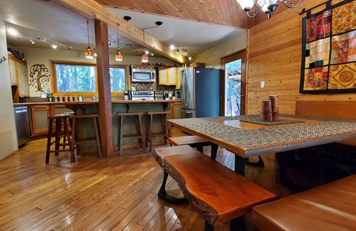 Emerald Estates Ski Chalet | PINETREE CHALET Whistler: 4-bd; lodge decor; vaulted cedar rooms