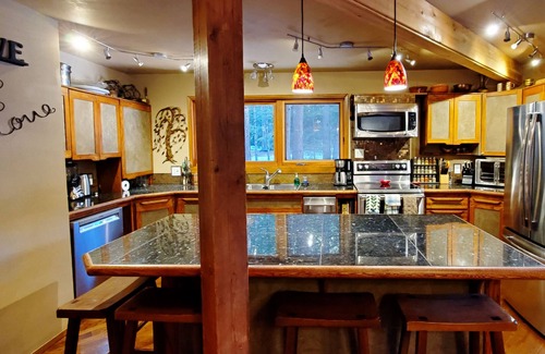 Emerald Estates Ski Chalet | PINETREE CHALET Whistler: 4-bd; lodge decor; vaulted cedar rooms