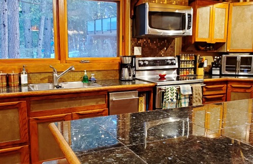 Emerald Estates Ski Chalet | PINETREE CHALET Whistler: 4-bd; lodge decor; vaulted cedar rooms