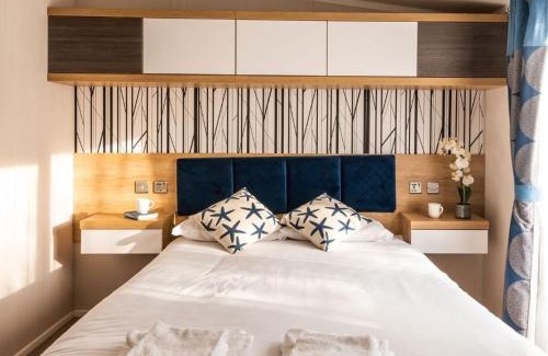 Wells-next-the-Sea Cabin | Pinewoods Saltmarsh Lodge no.2 sleeps 7 – no dogs