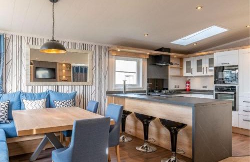 Wells-next-the-Sea Cabin | Pinewoods Saltmarsh Lodge no.2 sleeps 7 – no dogs