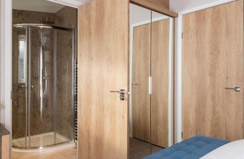 Wells-next-the-Sea Cabin | Pinewoods Saltmarsh Lodge no.2 sleeps 7 – no dogs