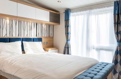 Wells-next-the-Sea Cabin | Pinewoods Saltmarsh Lodge no.2 sleeps 7 – no dogs
