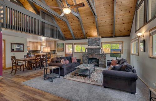 Ridgewood House | Piney wood - Quiet 2 BR Loft w Private Hot Tub