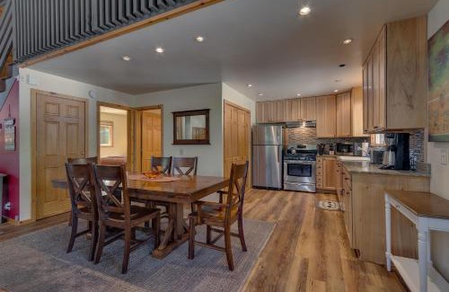 Ridgewood House | Piney wood - Quiet 2 BR Loft w Private Hot Tub