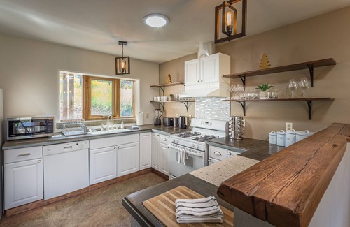 Three Rivers House | Ping pong, fire pit, record player, & more! Sleeps 8