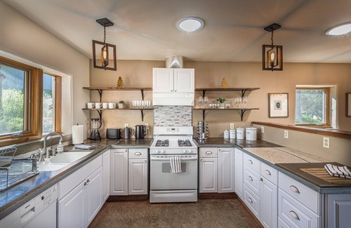 Three Rivers House | Ping pong, fire pit, record player, & more! Sleeps 8