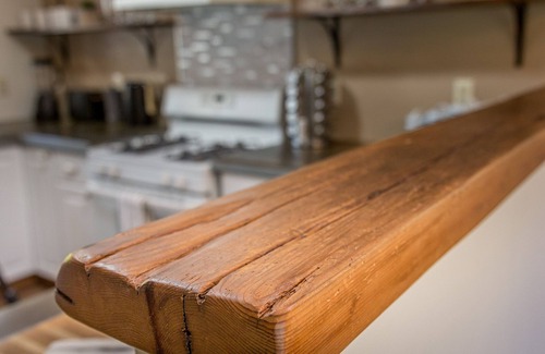 Three Rivers House | Ping pong, fire pit, record player, & more! Sleeps 8
