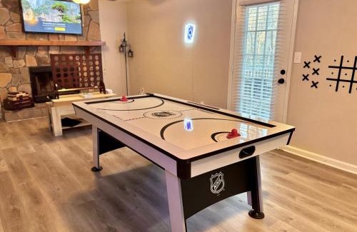 Church Street House | Pink Designed Queen Suite - Game Room - 7 Mins From Airport