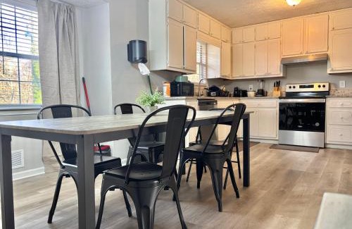 Church Street House | Pink Designed Queen Suite - Game Room - 7 Mins From Airport