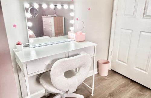 Church Street House | Pink Designed Queen Suite - Game Room - 7 Mins From Airport