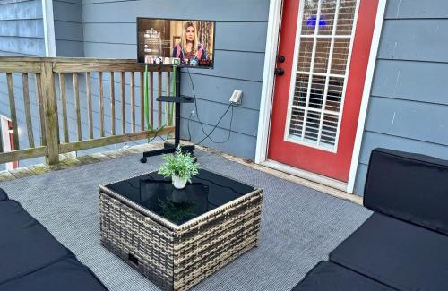 Church Street House | Pink Designed Queen Suite - Game Room - 7 Mins From Airport