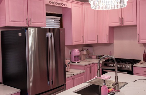 Bay View House | Pink Diamond Rental in Bayview area Milwaukee with WiFi, AC for pink lovers