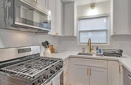 Livermore House | Pink Door, Livermore v2 - queen bed - private backyard - 0.5miles to downtown!
