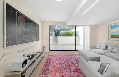 Harrow Road Apartment | Pink Floyd 3BR Flat in Maida Vale near Notting Hill and Little Venice