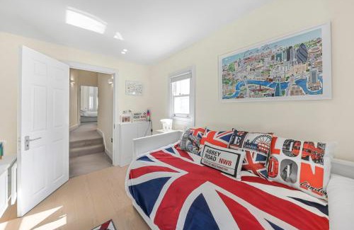 Harrow Road Apartment | Pink Floyd 3BR Flat in Maida Vale near Notting Hill and Little Venice