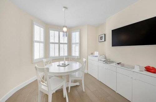 Harrow Road Apartment | Pink Floyd 3BR Flat in Maida Vale near Notting Hill and Little Venice