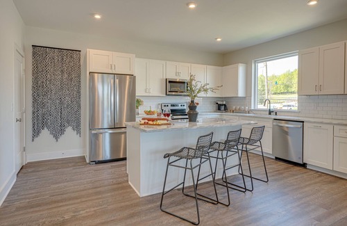 Whitebridge House | Pink Pearl - 2 homes - 7 mins to Broadway