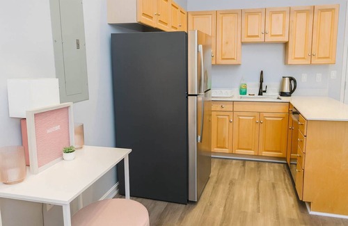 Downtown Cleveland Apartment | Pink playhouse sq near Progressive field & CSU